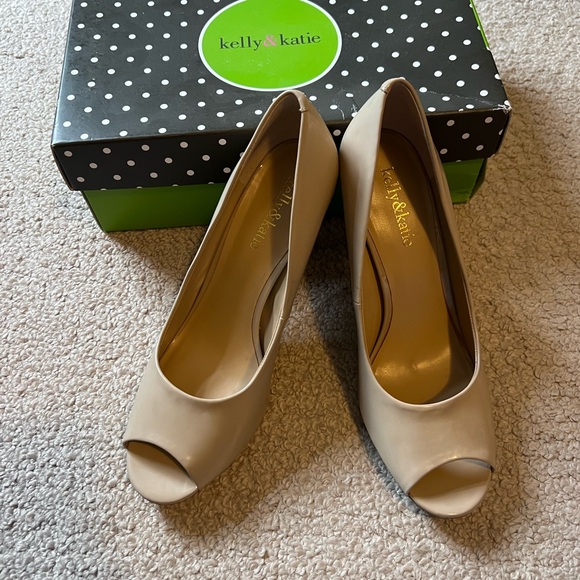 NEW with Box. Kelly & Katie Taupe Peep Toe Heels - Picture 2 of 5